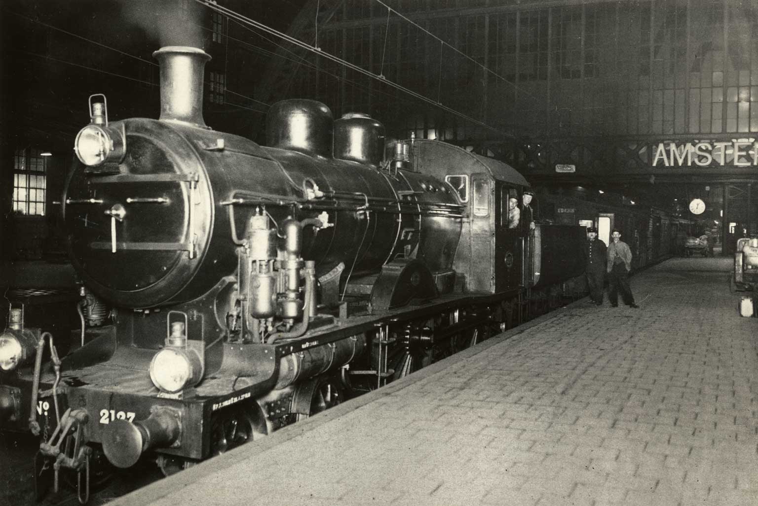 De nachttrein naar Groningen op Amsterdam CS, circa 1930 (NS / Het Utrechts Archief)