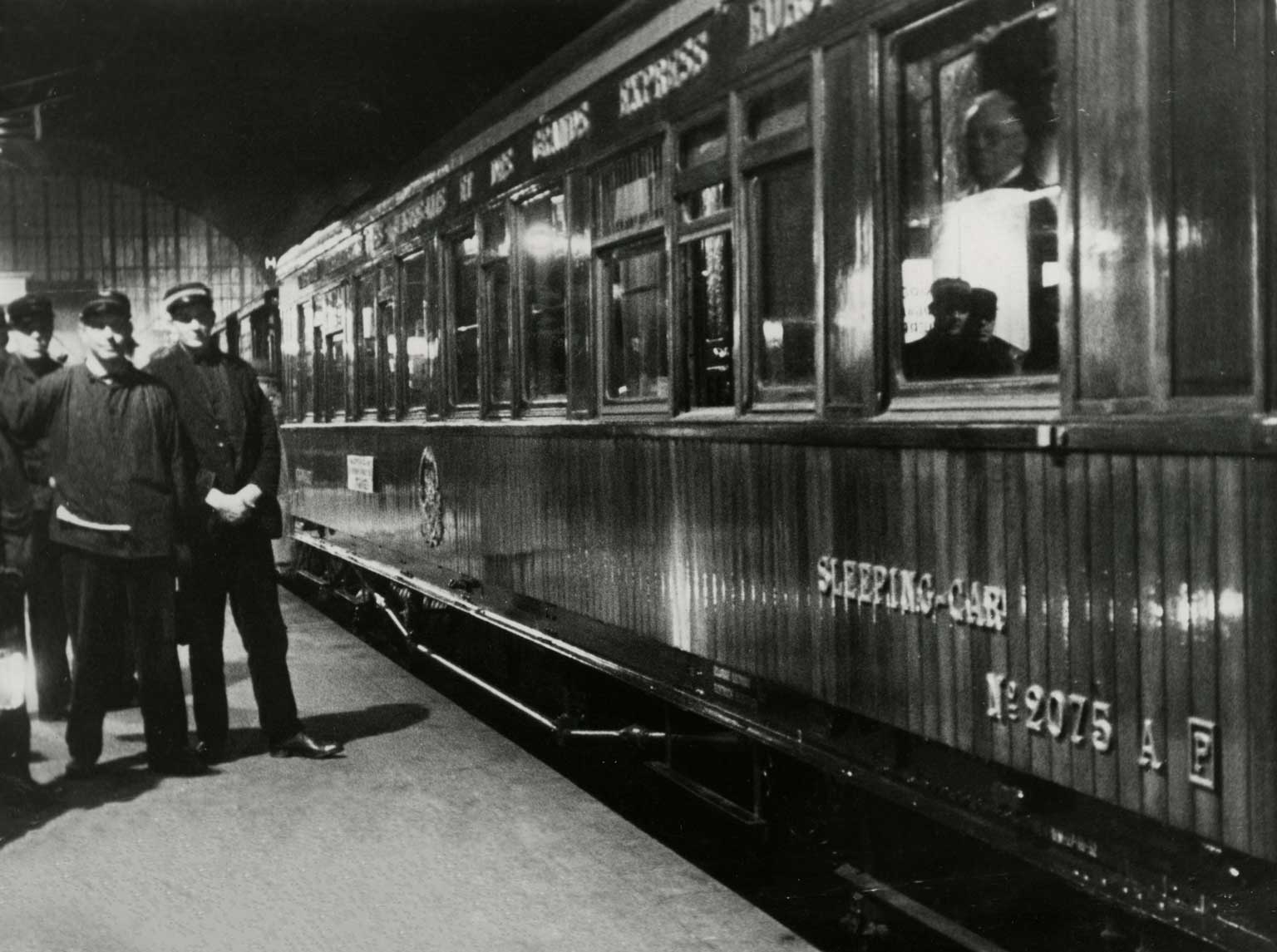 Wagons-Lits nr. 2075 in de nachttrein naar Groningen, 1932 (Het Leven, Nationaal Archief)