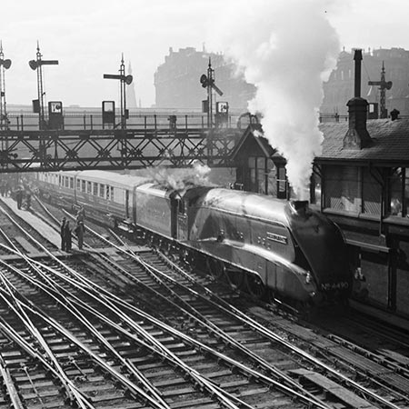 Flying Scotsman bij station Edinburgh, foto Willem van de Poll/Nationaal Archief CC-BY-SA