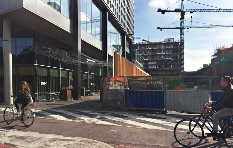 Terras bij TivoliVredenburg met werk aan de singel (Arjan den Boer)