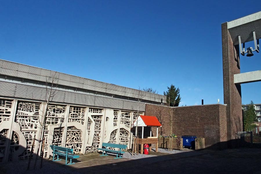 Herplaatst glas-in-beton in de Wederkomst des Herenkerk, Marco Pololaan (Arjan den Boer)